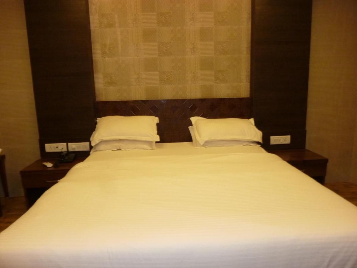 Hotel Orient Palace Мумбай Екстериор снимка