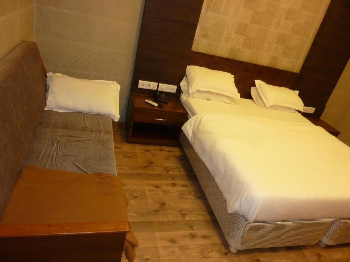 Hotel Orient Palace Мумбай Екстериор снимка